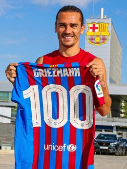 El jugador del FC Barcelona Antoine Griezmann posa con una camiseta con el dorsal '100' en conmemoración de sus 100 primeros partidos como blaugrana