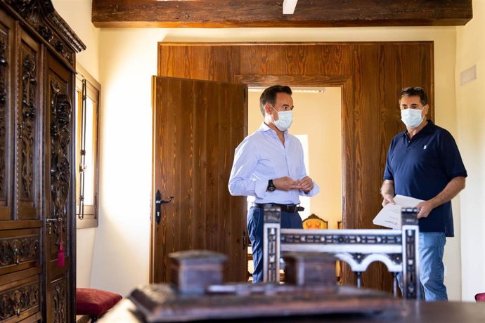 El consejero municipal de Urbanismo del Ayuntamiento de Zaragoza, Víctor Serrano, visita la antigua portería de La Cartuja Baja, tras su rehabilitación.