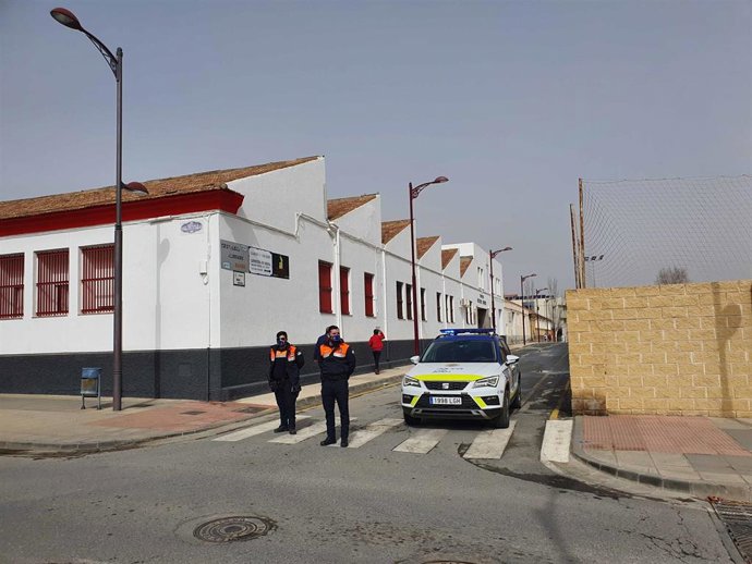 Archivo - Dispositivo de seguridad por el cribado masivo por Covid-19 en Guadix, en imagen de archivo