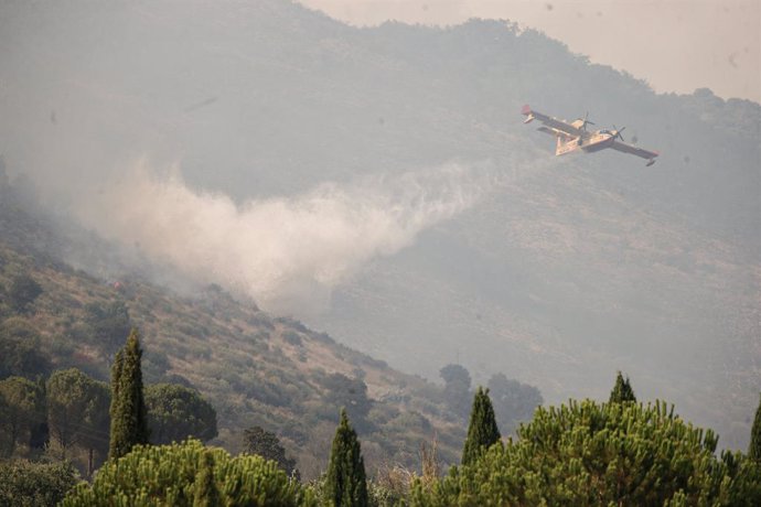 13 August 2021, Italy, Tivoli: A plane drops water onto a fire in an attempt to extinguish a forest fire at Monte Catillo Nature Reserve. Photo: Cecilia Fabiano/LaPresse via ZUMA Press/dpa
