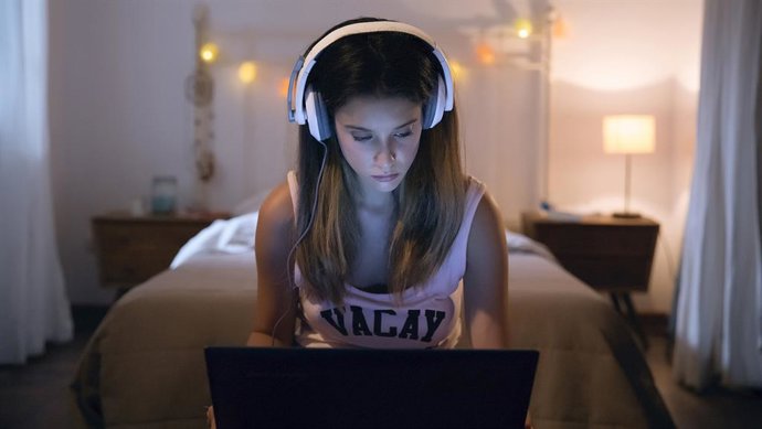 Archivo - Ordenador, PC, Internet, navegar, cascos, joven, chica