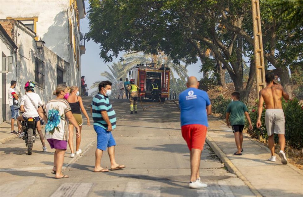 Vecinos de Lucena del Puerto durante el incendio forestal que afecta al paraje conocido como El Bosque.