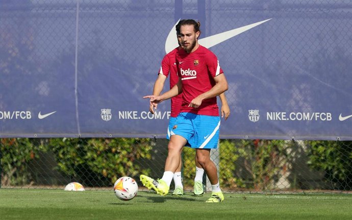 El jugador del FC Barcelona Óscar Mingueza en un entrenamiento de la pretemporada de 2021