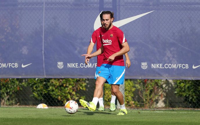 El jugador del FC Barcelona Óscar Mingueza en un entrenamiento de la pretemporada de 2021