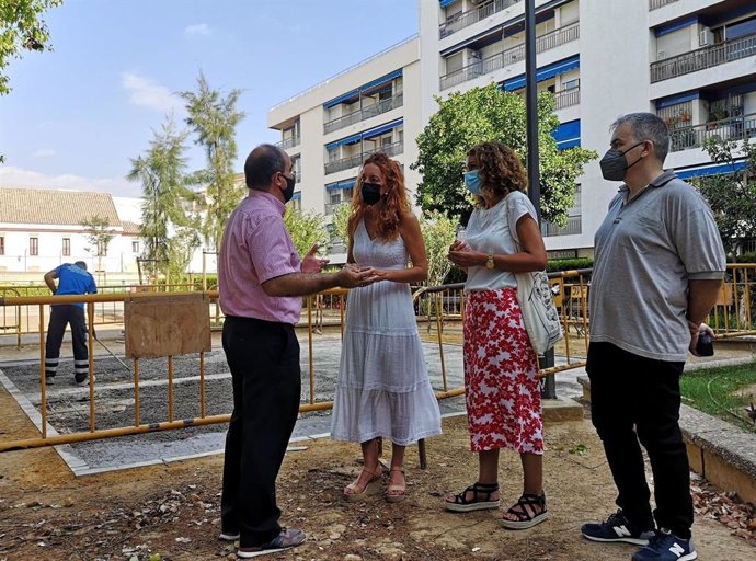 Inicio de las obras para la instalación de juegos infantiles en los Jardines de Capuchinos en Sevilla.