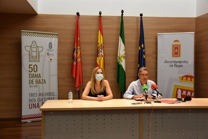La concejal de Gobernación y el alcalde de Baza, Yolanda Fernández y Manuel Gavilán
