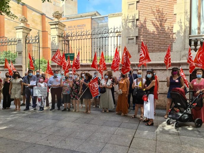 El Ayuntamiento de Fiñana entrega 1.500 firmas contra la interrupción del centro de día.