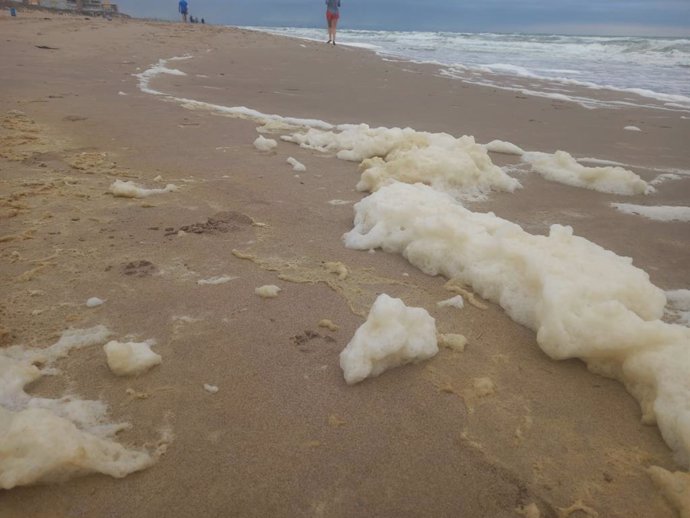 Espuma amarilla en El Perellonet