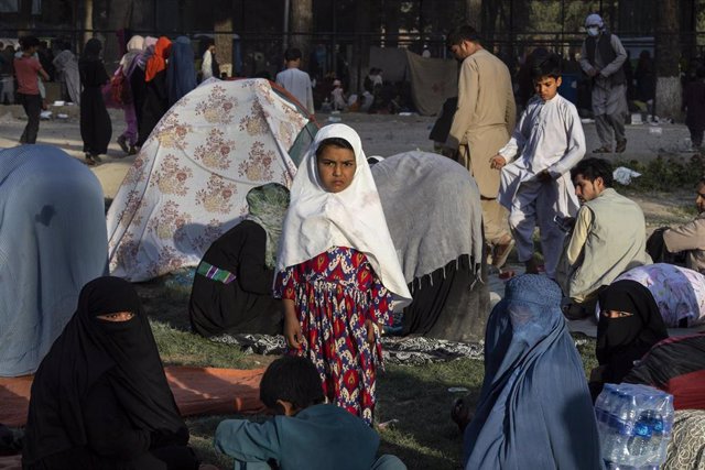 Un grupo de ciudadanos afganos a la espera de ser evacuados.