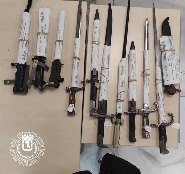 Bayonetas de uso militar intervenidas en una tienda de Madrid