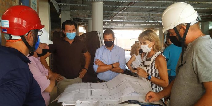 La delegada territorial de Educación y Deporte de la Junta de Andalucía en Córdoba, Inmaculada Troncoso, visita el IES Zoco de la capital.