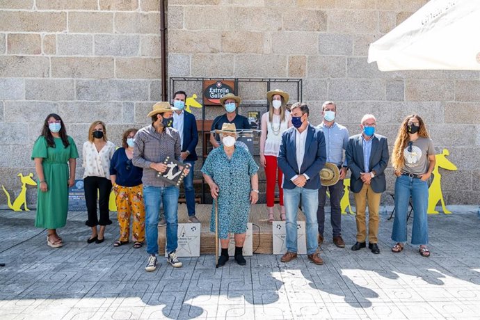 Organizadores del Festival de Cans con el conselleiro de Cultura, Román Rodríguez, y la alcaldesa de O Porriño, Eva García de la Torre, entre otros, durante la presentación de la XVIII edición del evento, que se celebrará del 1 al 4 de septiembre de 202