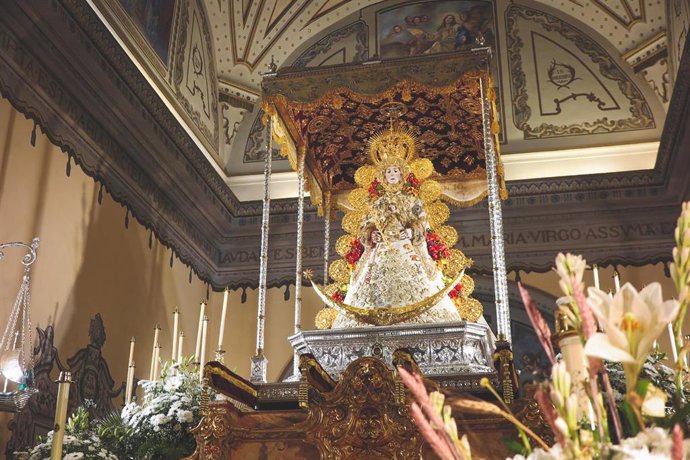 La Virgen del Rocío con el traje de los Montpensier.