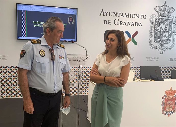 El jefe de la Policía Local y la edil de Seguridad Ciudadana de Granada, José Antonio Moreno y Raquel Ruz