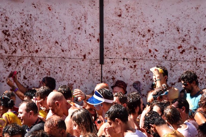 Archivo - Miles de personas participan en la fiesta de la Tomatina de Buñol 2019