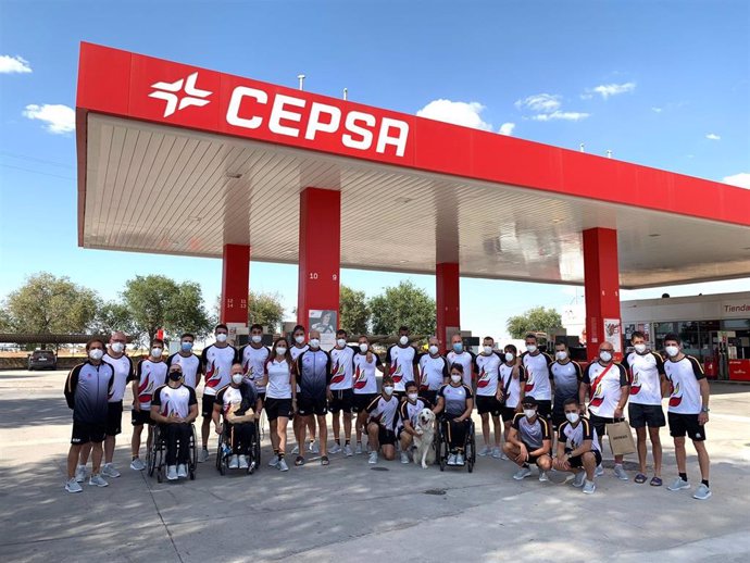 Los deportistas paralímpicos españoles posan en la estación de servicio cedida por Cepsa para su traslado seguro a Madrid