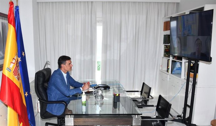 El presidente del Gobierno, Pedro Sánchez, en videoconferencia con los titulares de Defensa y de Exteriores, Margarita Robles y José Manuel Albares, durante la operación de evacuación de españoles de Afganistán