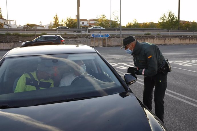 Archivo - La Guardia Civil y la Policía Local de Pulianas  realizan juntos controles de tráfico por cierre perimetral en la crisis del covid-19, en imagen de archivo