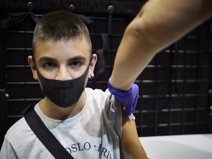 Un adolescent de 12 anys rep la primera dosi de la vacuna Pfizer al centre cultural Kulturgunea, a 11 d'agost de 2021, en Tafalla, Navarra, (Espanya).