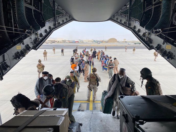 Un grup de repatriats espanyols puja a l'avió A400M enviat pel Govern d'Espanya per evacuar-los de Kabul