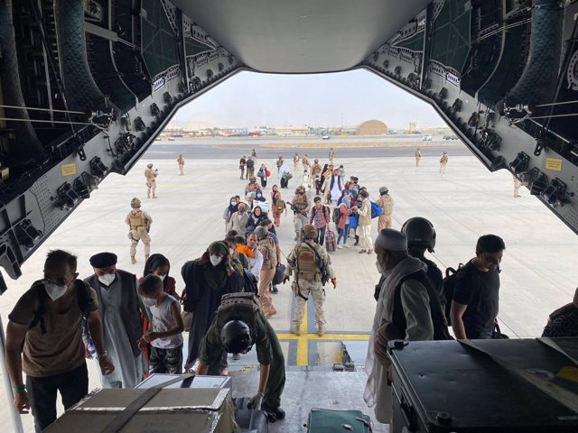 Un grupo de repatriados españoles sube al avión A400M enviado por el Gobierno de España para evacuarlos de Kabul