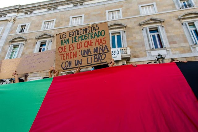 Concentración de entidades en solidaridad con las mujeres y niñas de Afganistán, en la plaza Sant Jaume de Barcelona