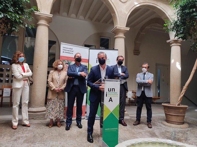 El consejero de Hacienda de la Junta de Andalucía atiende a los medios en la sede de Baeza de la UNIA.