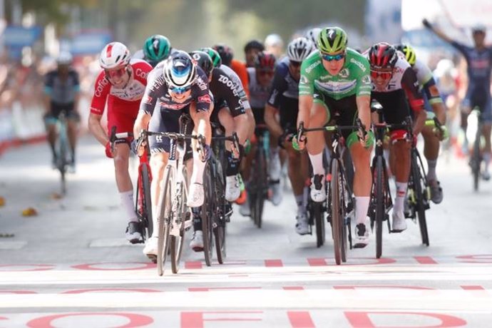 Philipsen esprinta al doblete en la Vuelta