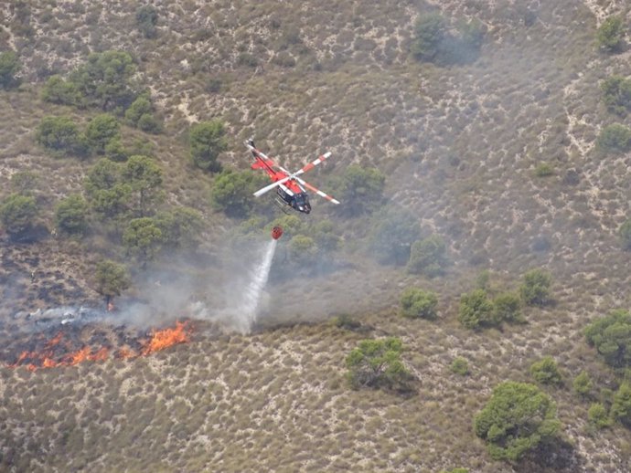Movilizan el operativo del Infomur para apagar incendio forestal en Macisvenda (Abanilla)
