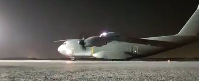 El avión A400M en el que ha sido evacuado de Kabul un primer grupo de 55 españoles y colaboradores afganos ha partido desde Dubái en dirección Madrid a última hora de la tarde hora española.