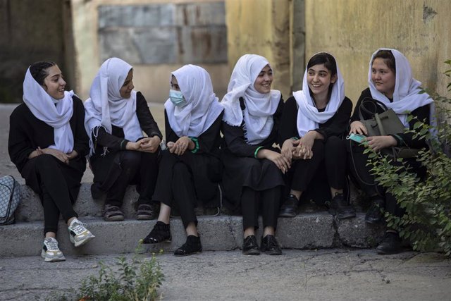 Un grupo de estudiantes afganas a la salida de una escuela de Kabul.