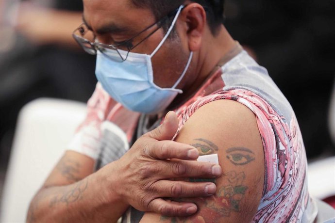 Un hombre recibe una dosis de la vacuna contra la COVID-19 en Toluca