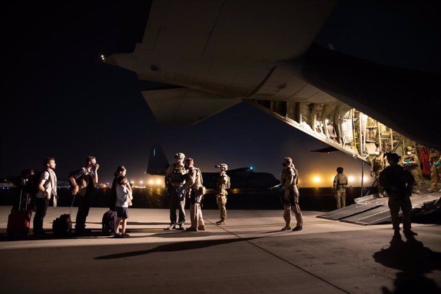 Primer vuelo de evacuación de australianos en Afganistán