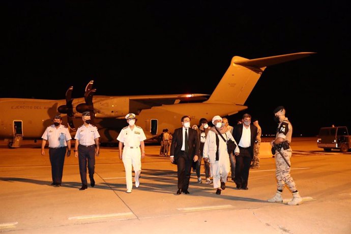 Arribada a Madrid del primer avió amb espanyols i collaboradors afganesos repatriats de l'Afganistan