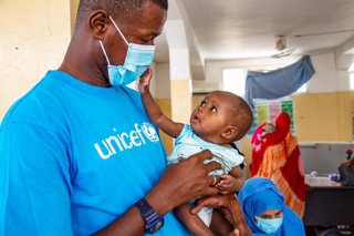 Archivo - Un especialista de UNICEF atiende a un bebé desnutrido en Nuakchot