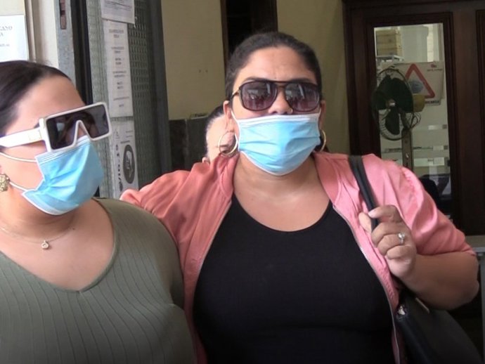 Saray Montoya y su hija Naiara, en los juzgados de Sevilla