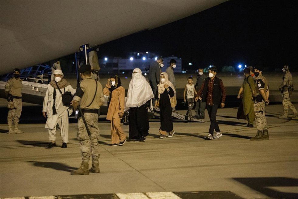 Varias personas repatriadas llegan a la pista tras bajarse del avión A400M en el que ha sido evacuados de Kabul, a 19 de agosto de 2021, en Torrejón de Ardoz, Madrid, (España). El avión, enviado por el Gobierno de España, ha repatriado a un primer grupo