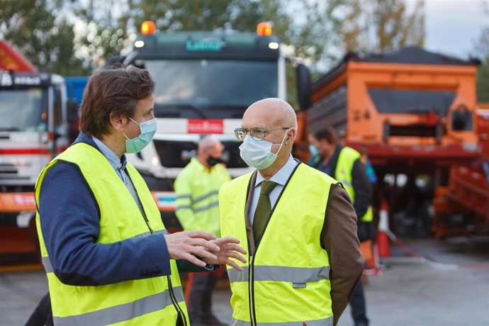 Archivo - El consejero Ciriza y el director general de Obras Públicas e Infraestructuras, Pedro López, durante una visita al centro de conservación de autovías de Irurtzun.