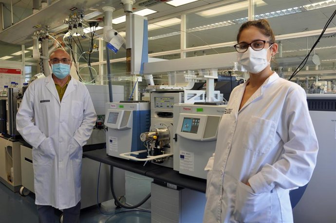 Archivo - Sandra Fernández, primera firmante del artículo, y Vicent Yus, responsable del Área de Seguridad Alimentaria de Fisabio.