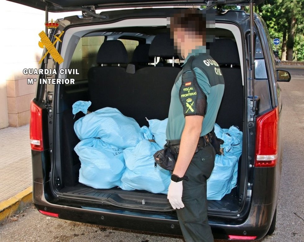 Agente de la Guardia Civil inspecciona un vehículo