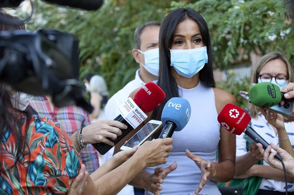 La vicealcaldesa de Madrid, Begoña Villacís, responde a los medios durante su visita a los trabajos finalizados de renaturalización de una parcela en el lateral de la M-30, junto a la calle Ricardo Ortiz, en el distrito de Ciudad Lineal, a 19 de agosto