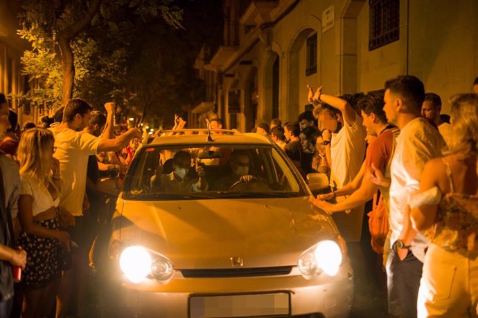 Desenes de persones entorn d'un vehicle aquesta matinada a Grcia