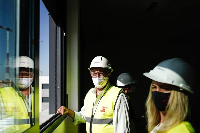 El consejero de Educación, Universidades y Ciencia, Enrique Ossorio, durante una visita al IES Antonio Fraguas 'Forges'