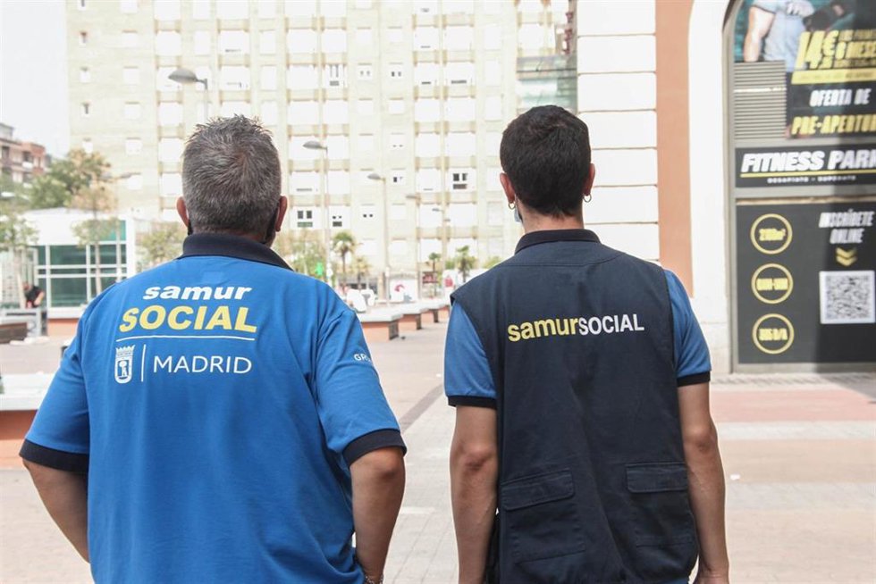 Dos trabajadores de una unidad móvil que vienen de apoyo al dispositivo de la campaña de ola de calor que el Samur Social