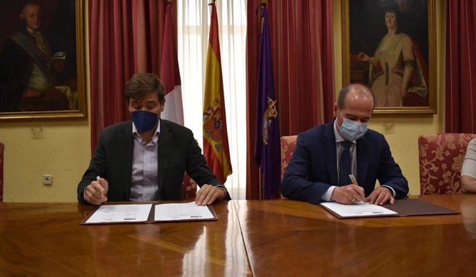 El Ayuntamiento de Guadalajara y la Dirección General de Tráfico han suscrito un convenio de colaboración.