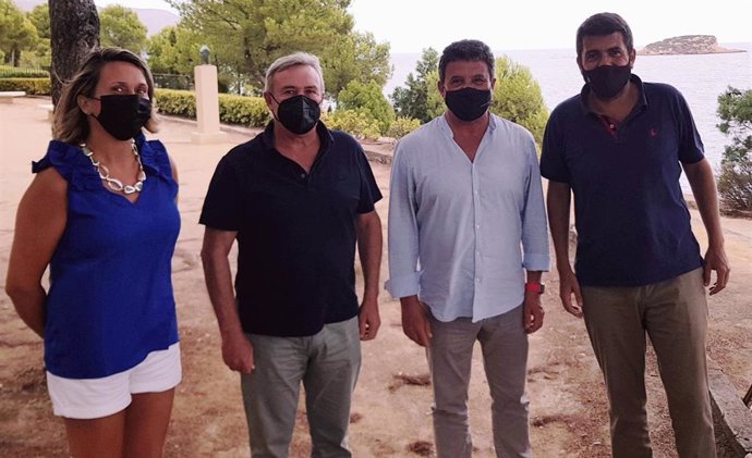 Xelo González, concejala de turismo de Altea; José Pérez Gorgoll, presidente de la Cofradía Castell de lOlla; Toni Cabot, autor del texto 2022 y Carlos Mazón, presidente de la Diputación de Alicante.