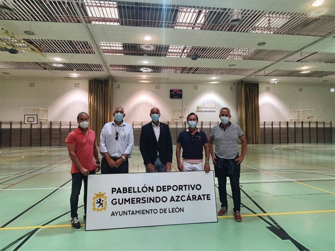 El alcalde de León, José Antonio Diez, y el concejal de Deportes, Vicente Canuria, visitan la finalización de los trabajos de mejora del Gumersindo Azcárate de Armunia.