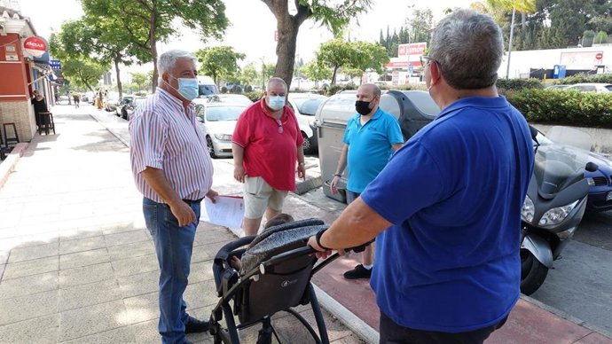 El concejal socialista Salvador Trujillo, a la izquierda de la imagen, dialoga con vecinos de Churriana