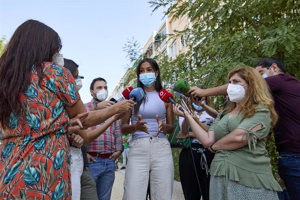 La vicealcaldesa de Madrid, Begoña Villacís, responde a los medios durante su visita a los trabajos finalizados de renaturalización de una parcela en el lateral de la M-30, junto a la calle Ricardo Ortiz, en el distrito de Ciudad Lineal, a 19 de agosto