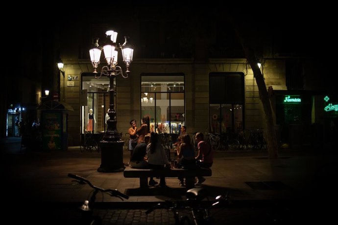 Diverses persones en un parc del Passeig del Born el 4 d'agost a Barcelona